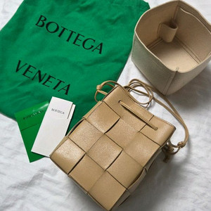 보테가베네타 미니 버킷백 (포리지컬러)