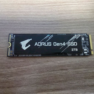 기가바이트 AORUS Gen4 SSD 2TB 및 외장케이스