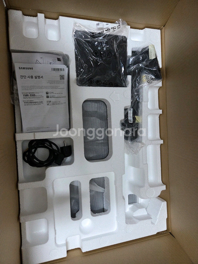 삼성 4k 32인치 모니터 팝니다--2