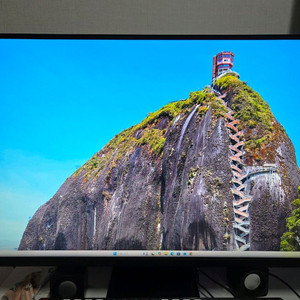 삼성 4k 32인치 모니터 팝니다