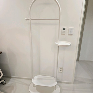 까사미아 행거 스티커도 안뗌