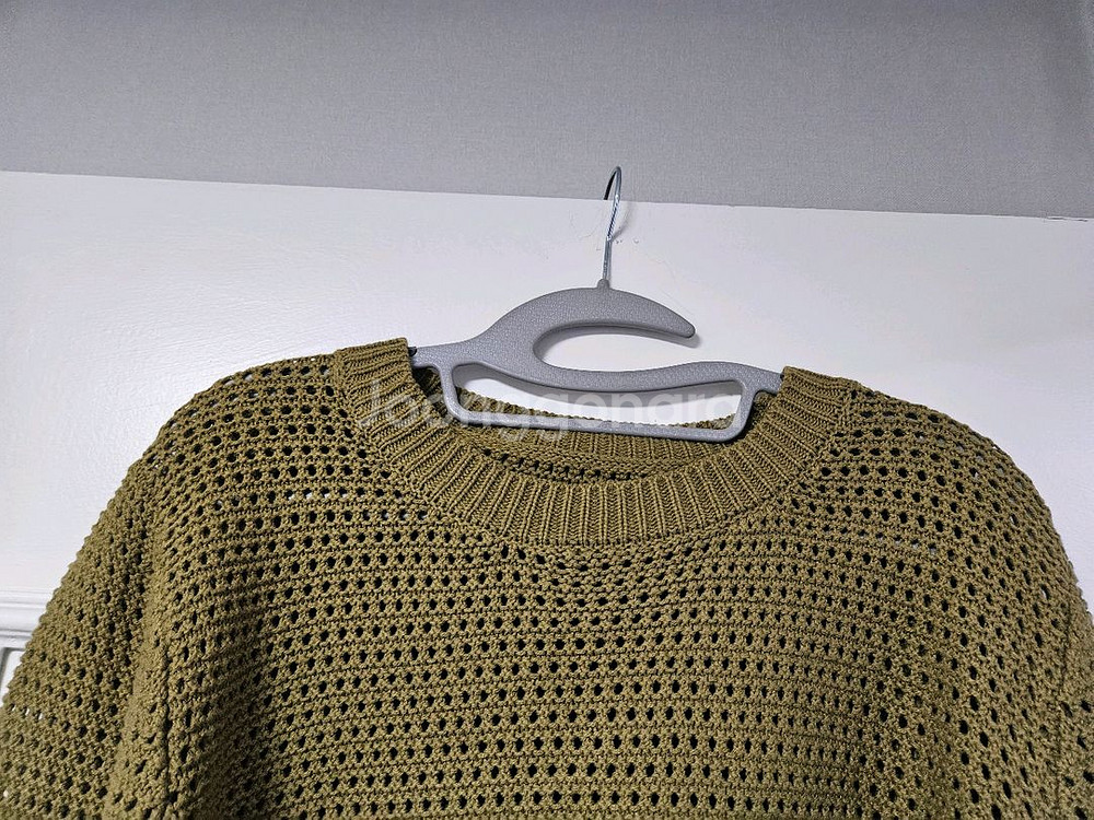 피그먼트 올리브 펀칭 니트 스웨터 편의점 반값 택포 만원--1
