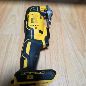 디월트 DCS 355 멀티 커터 본체