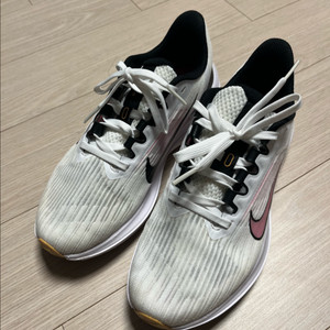 (1회착용) 나이키 윈플로 9 조깅 달리기 러닝 런닝화 235