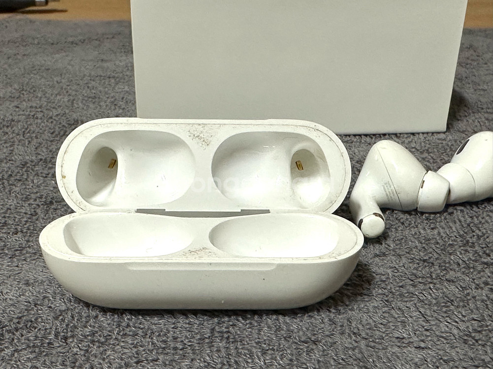 에어팟 프로 2세대 실사용품 판매합니다--7