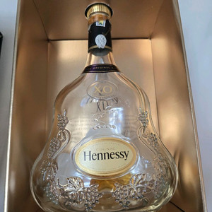 헤네시 XO 공병입니다.병과 박스 모두 상태 아주 깨끗 이미지