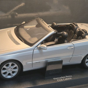 1:18 벤츠 CLK 카브리오 실버 딜러버전 다이캐스트 팝니다.