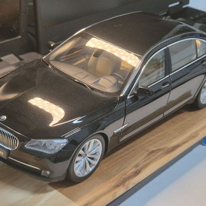 1:18 교쇼 7시리지F02 블랙 다이캐스트 팝니다.