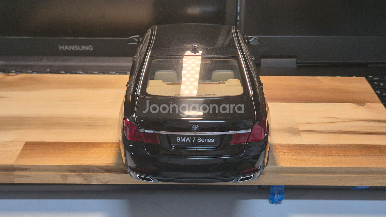 1:18 교쇼 7시리지F02 블랙 다이캐스트 팝니다.--1