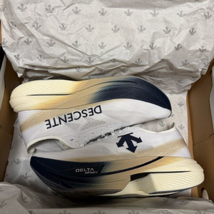 데상트 델타프로 EXP V3 런닝화 새상품