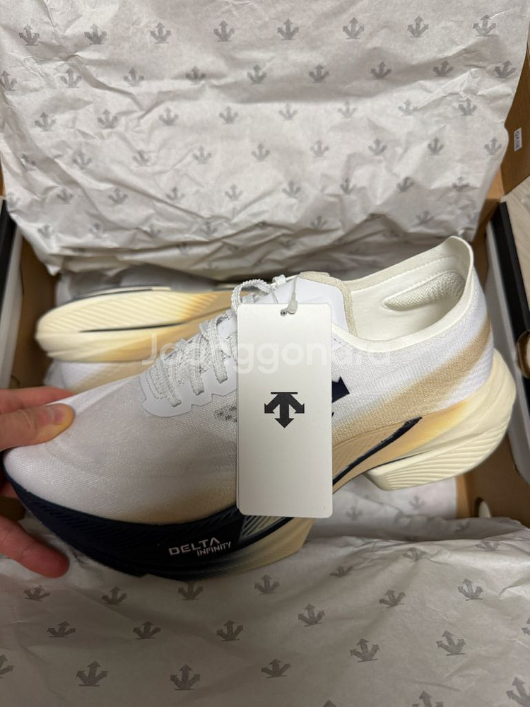 데상트 델타프로 EXP V3 런닝화 새상품--1