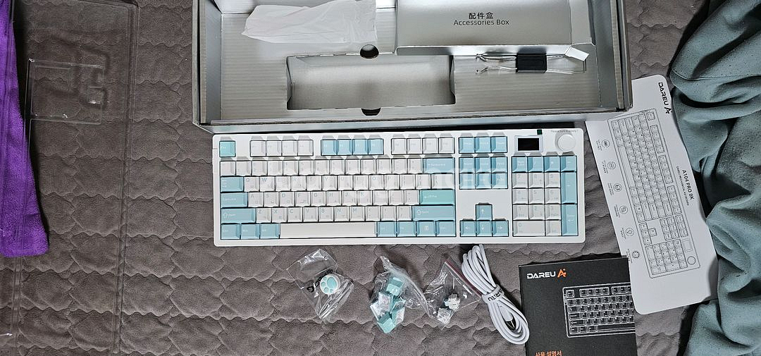 다얼유 A104 PRO 8K LCD 게이밍 유선 기계식 키보드 스노우축 팝니다--0
