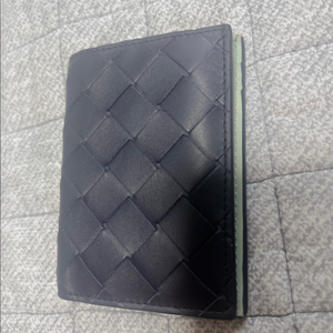 보테가베네타 인트레치아토 플랩 투톤 카드지갑 스페이스/