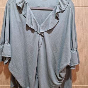 지컷 프릴 블라우스 판매합니다.