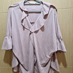 지컷 프릴 블라우스 판매합니다.