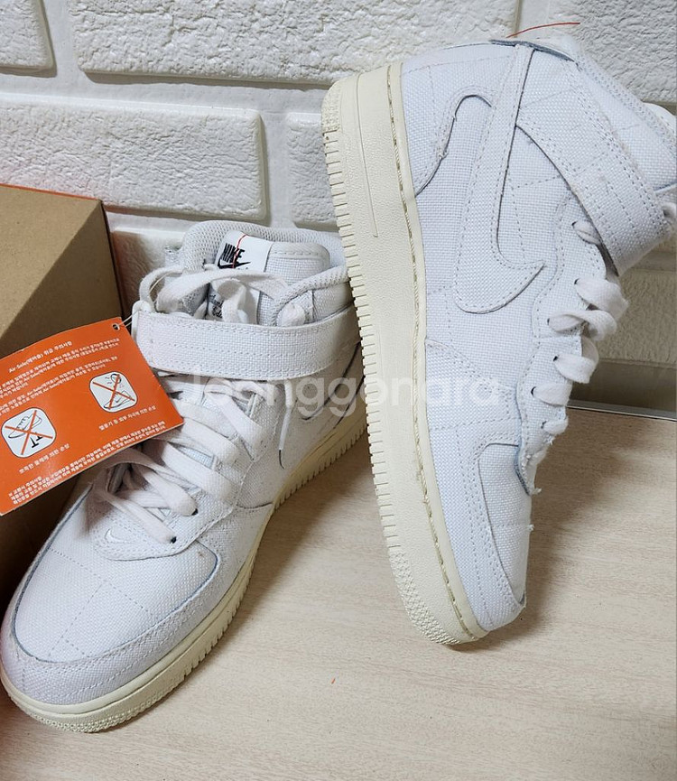 새상품) 235 나이키 에어포스1 07 미드 LX--4