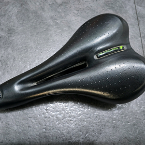 셀레이탈리아 스퍼투어러 FLX 맨 젤 플로우 안장