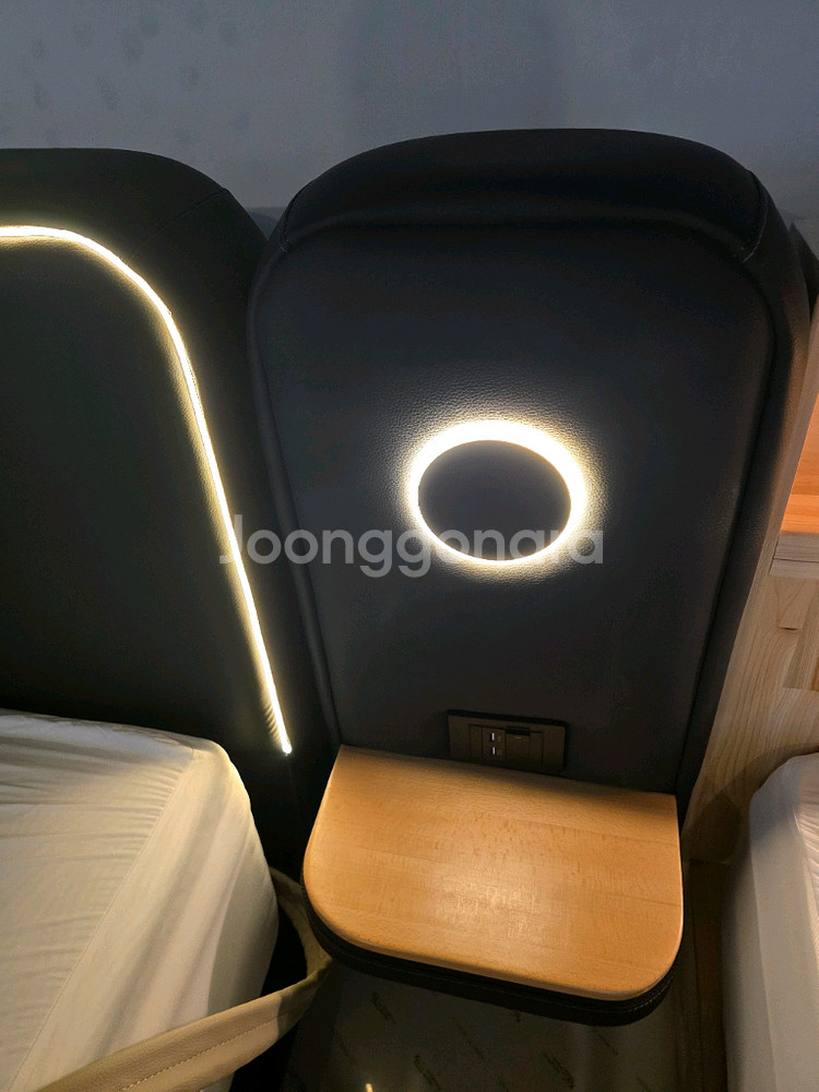 이쁜 디자인의 블랙침대 K/Q. 새제품.--1