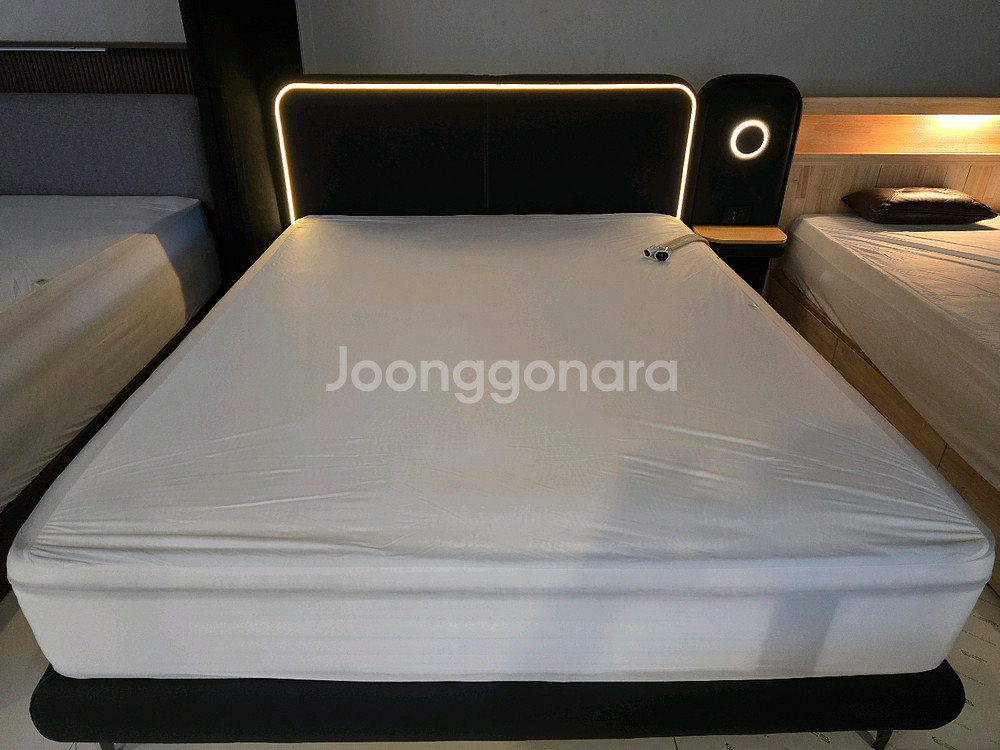 이쁜 디자인의 블랙침대 K/Q. 새제품.--0