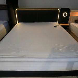 이쁜 디자인의 블랙침대 K/Q. 새제품.