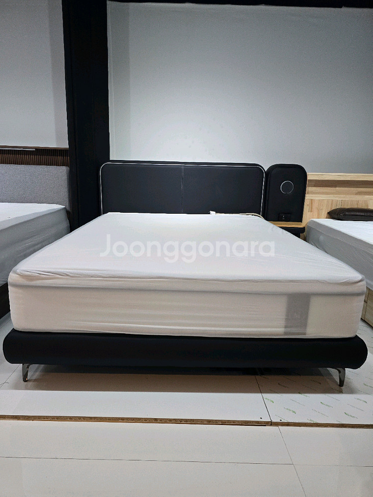 이쁜 디자인의 블랙침대 K/Q. 새제품.--4