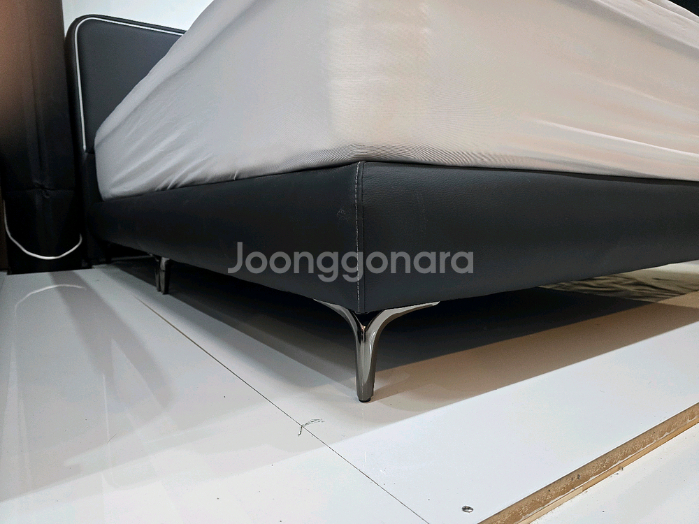 이쁜 디자인의 블랙침대 K/Q. 새제품.--3