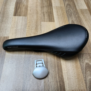 피직 고비안장+전용후미등