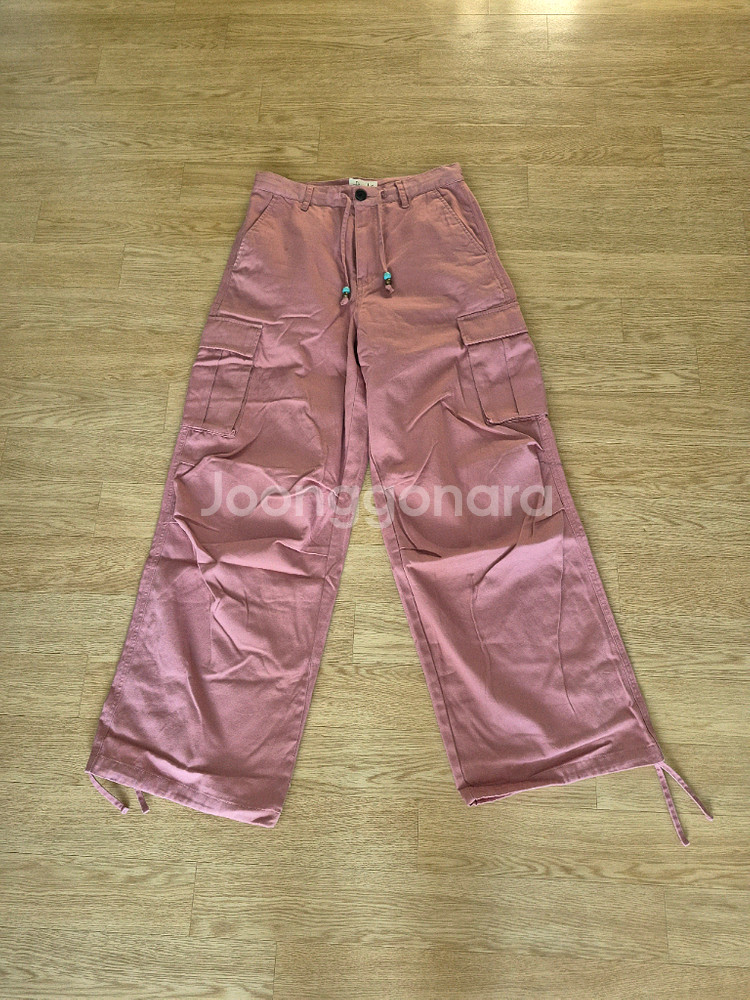 피지컬 디파트먼트 카고 트레이닝 팬츠 핑크색상 S사이즈입니다. 밑단 스트링으로 조거 스타일 연출 가능합니다. 비즈--1