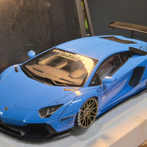 1:18 오토아트 아벤LBWK 블루 다이캐스트 팝니다.