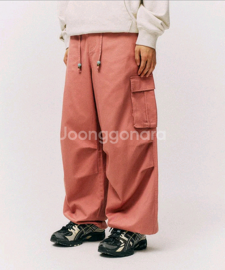 피지컬 디파트먼트 카고 트레이닝 팬츠 핑크색상 S사이즈입니다. 밑단 스트링으로 조거 스타일 연출 가능합니다. 비즈--0