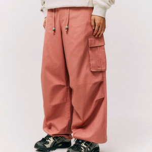 피지컬 디파트먼트 카고 트레이닝 팬츠 핑크색상 S사이즈입니다. 밑단 스트링으로 조거 스타일 연출 가능합니다. 비즈