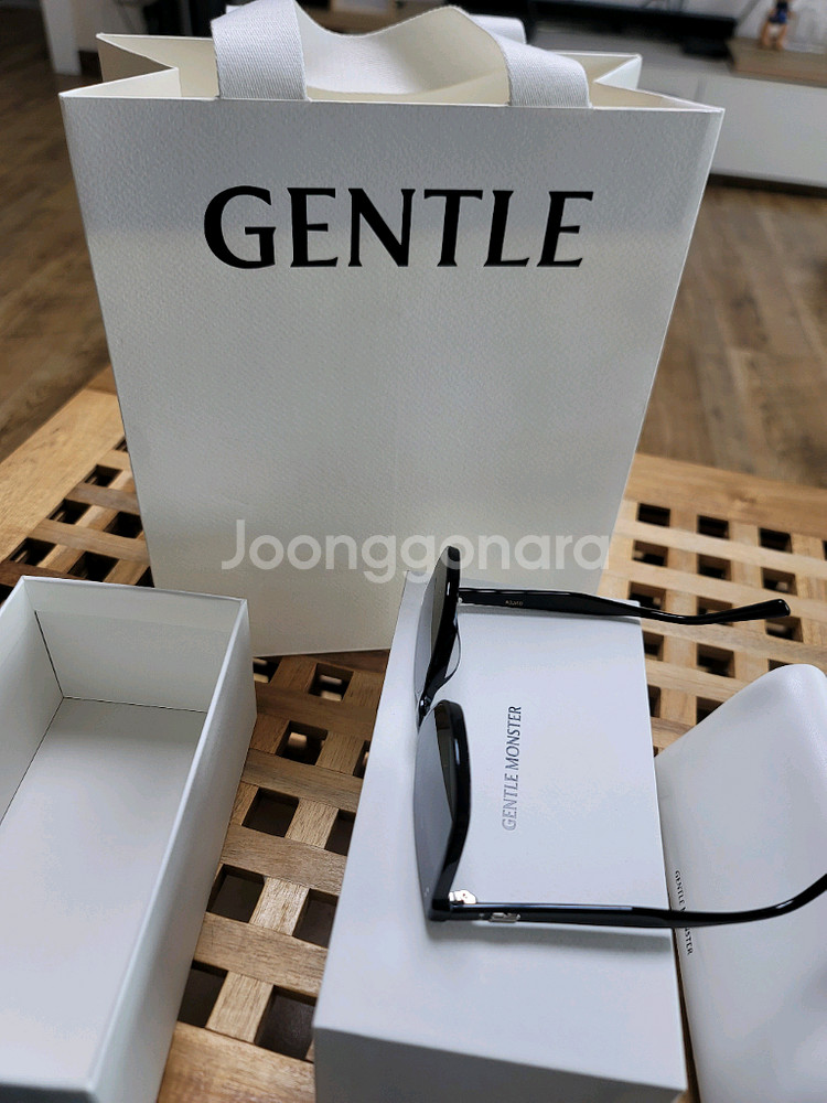 젠틀몬스터 퀸 선글라스 새상품급 판매합니다--3