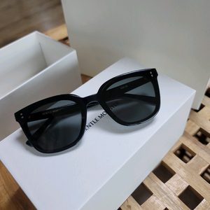 젠틀몬스터 퀸 선글라스 새상품급 판매합니다