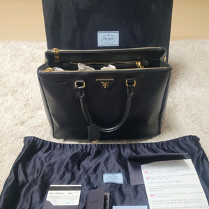 프라다 레더 토트백