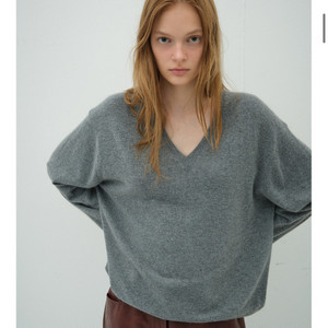 오버듀플레어 라쿤 브이넥 니트 그레이