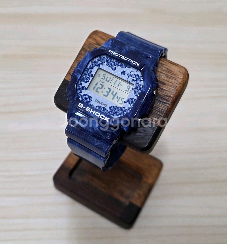 지샥. DW-5600BWP-2DR.--0