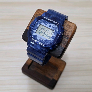 지샥. DW-5600BWP-2DR.