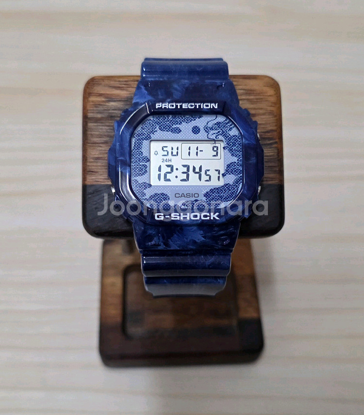 지샥. DW-5600BWP-2DR.--1