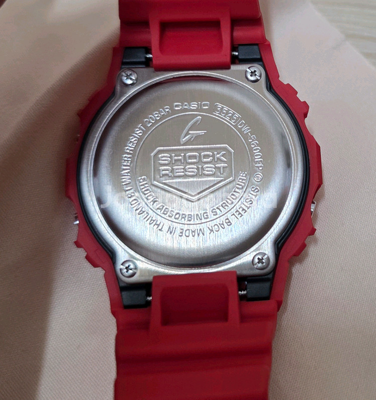 지샥. DW-5600EP-4DR.--2