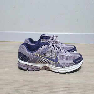 나이키 줌 보메로5 운동화 245