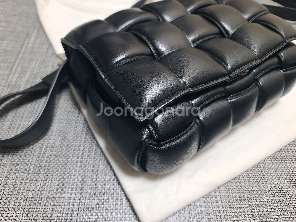 보테가베네터 패딩 레더 카세트백 블랙 크로스백--1