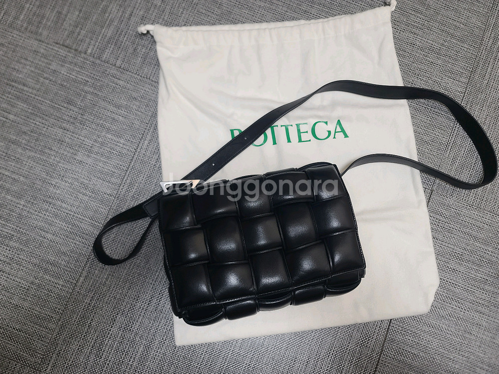 보테가베네터 패딩 레더 카세트백 블랙 크로스백--0