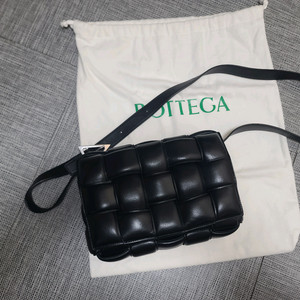 보테가베네터 패딩 레더 카세트백 블랙 크로스백