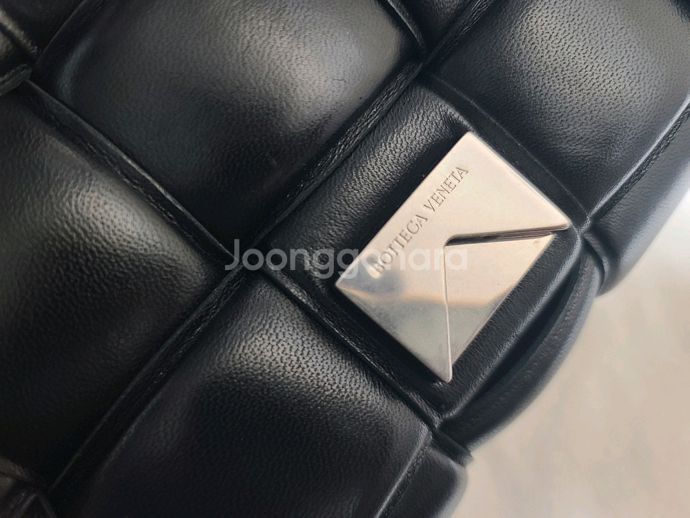 보테가베네터 패딩 레더 카세트백 블랙 크로스백--5