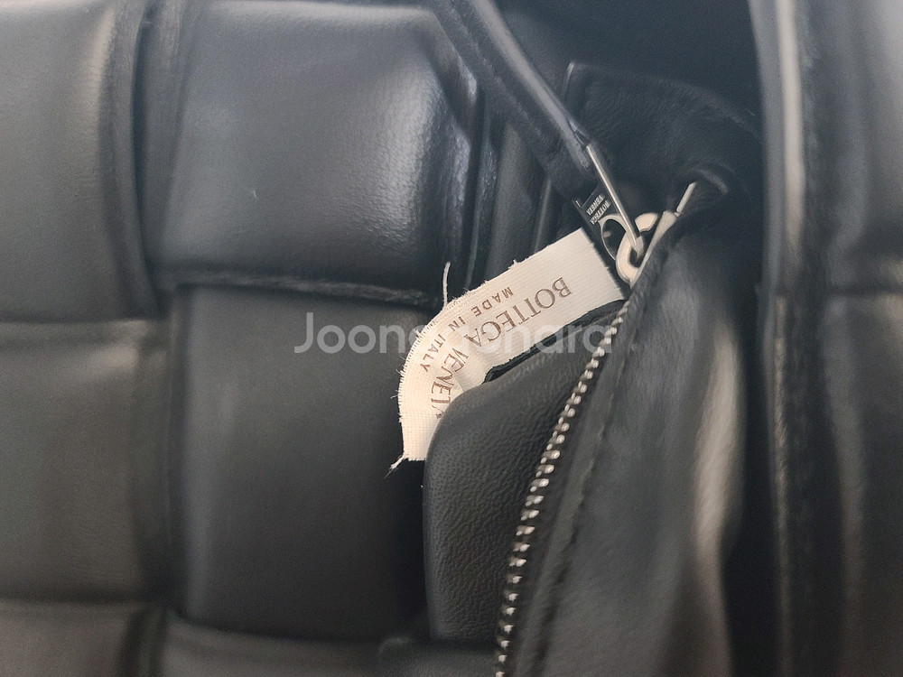 보테가베네터 패딩 레더 카세트백 블랙 크로스백--4