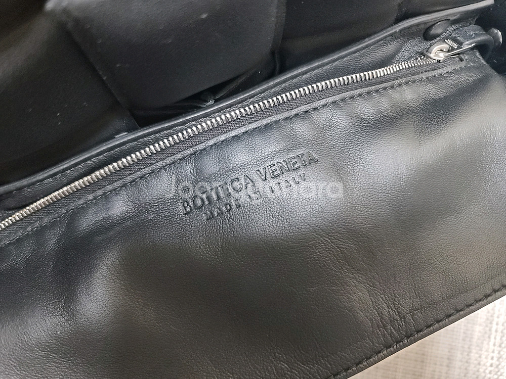 보테가베네터 패딩 레더 카세트백 블랙 크로스백--3