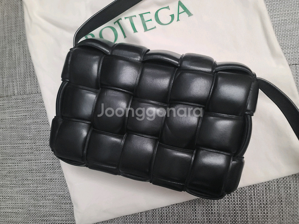 보테가베네터 패딩 레더 카세트백 블랙 크로스백--6