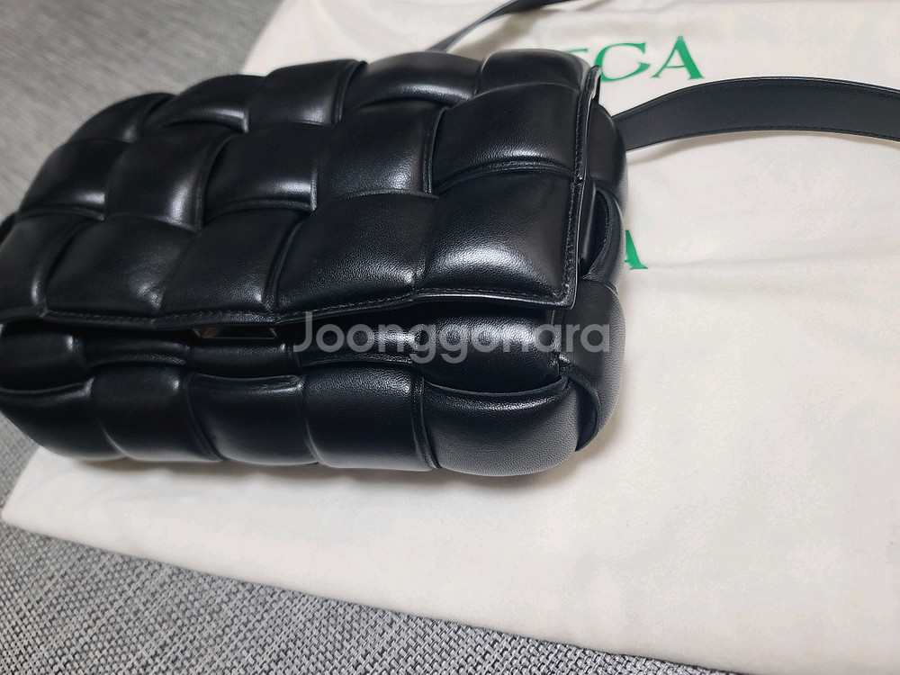 보테가베네터 패딩 레더 카세트백 블랙 크로스백--2