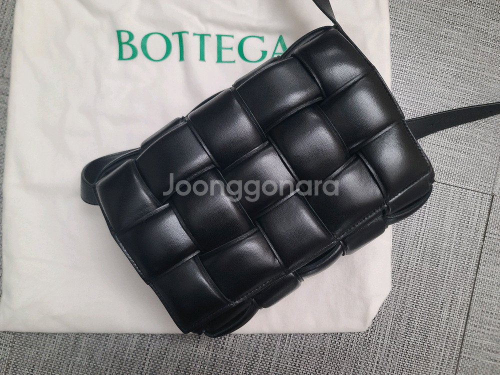 보테가베네터 패딩 레더 카세트백 블랙 크로스백--7