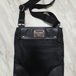 돌체앤가바나 가죽디테일 빅플레이트 크로스백